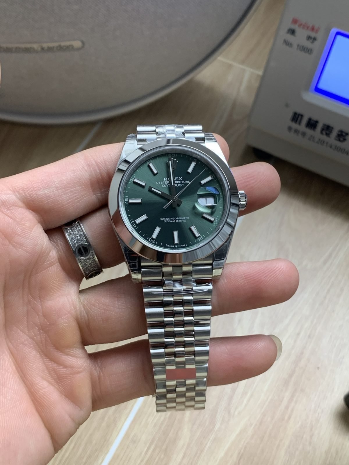 VS Factory Rolex Datejust 41mm Mint Green Sunburst Dial Smooth Bezel Jubilee Bracelet (126300) 1:1 Super Clone – DD3235 Movement VS Factory Rolex Datejust 41mm Mint Green Sunburst Dial Smooth Bezel Jubilee Bracelet (126300) 1:1 Super Clone – DD3235 Movement